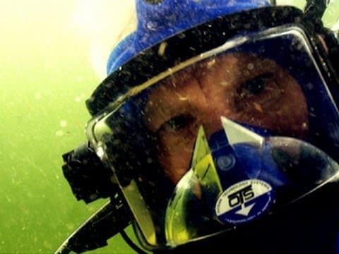 Anderson Cooper: Why I went diving with crocs thumbnail