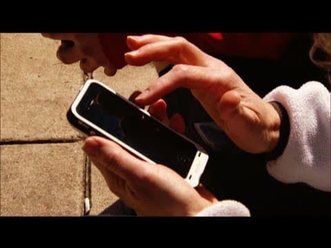Your cellphone may be causing you anxiety, experts warn thumbnail