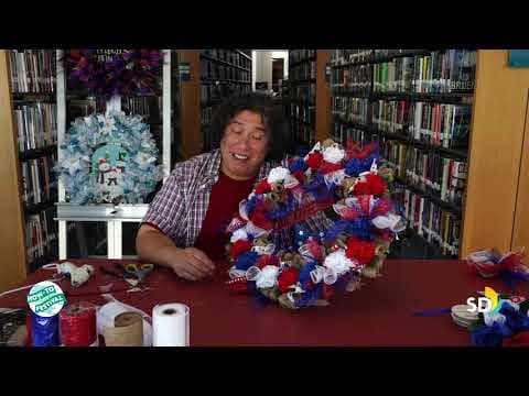 How To Make a Holiday Wreath thumbnail