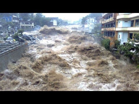 5 Monster Flash Floods Caught On Camera thumbnail