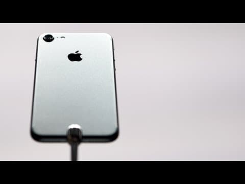 How to Disassemble an iPhone 7: Inside Look thumbnail